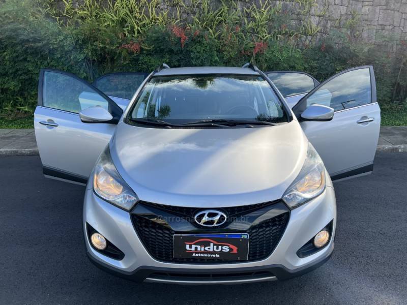 HYUNDAI - HB20X - 2015/2015 - Prata - Sob Consulta