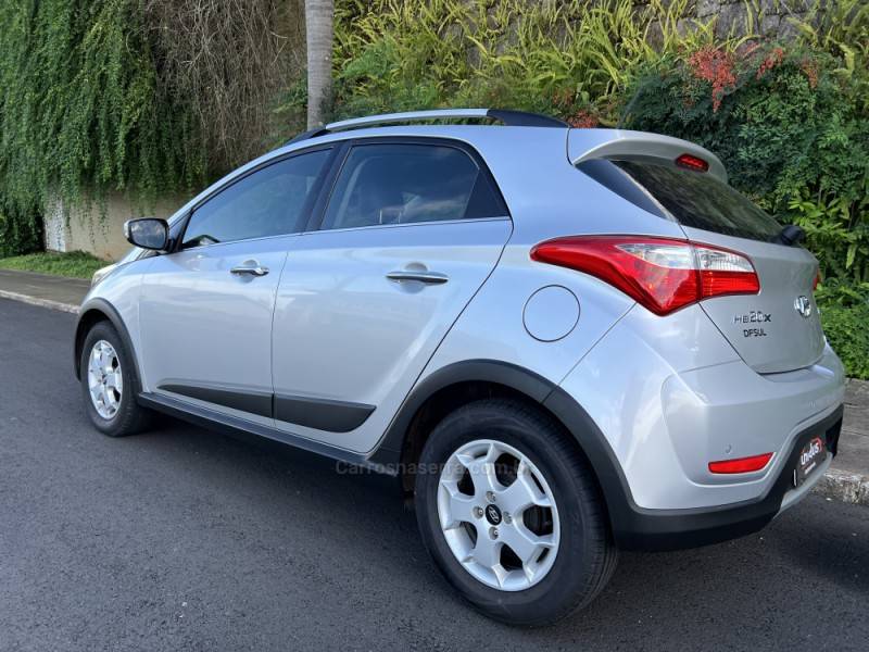 HYUNDAI - HB20X - 2015/2015 - Prata - Sob Consulta