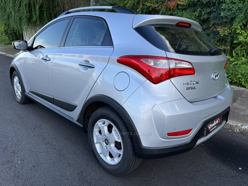 HYUNDAI - HB20X - 2015/2015 - Prata - Sob Consulta