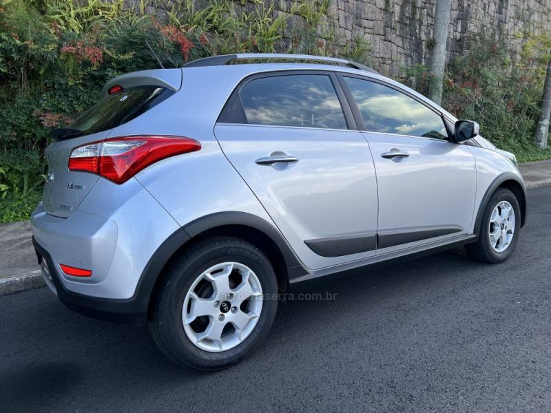 HYUNDAI - HB20X - 2015/2015 - Prata - Sob Consulta