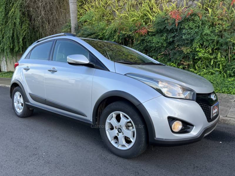 HYUNDAI - HB20X - 2015/2015 - Prata - Sob Consulta