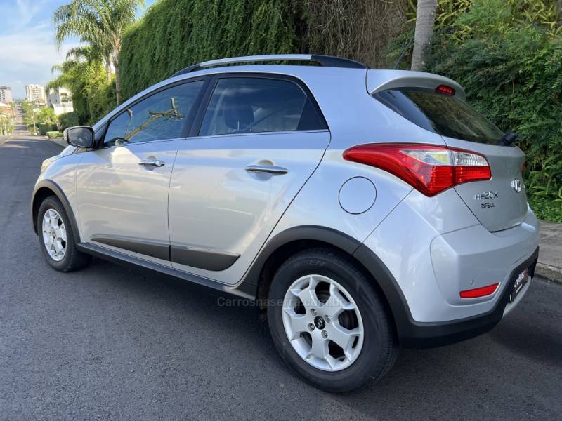 HYUNDAI - HB20X - 2015/2015 - Prata - Sob Consulta