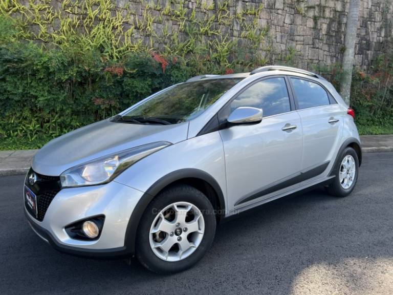HYUNDAI - HB20X - 2015/2015 - Prata - Sob Consulta