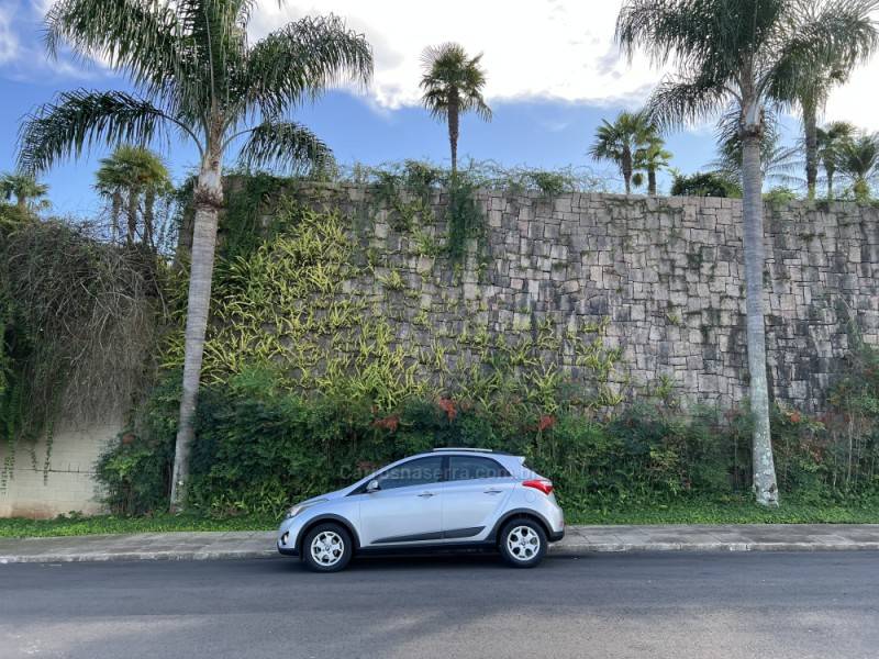 HYUNDAI - HB20X - 2015/2015 - Prata - Sob Consulta